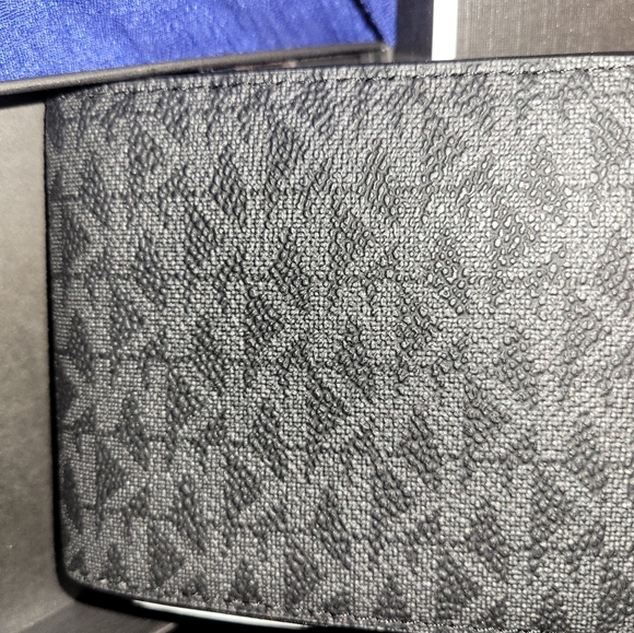 Micheal kors wallet new in box - Picture 6 of 6